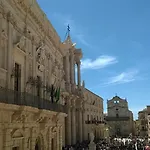 Апартаменты Central Chic *